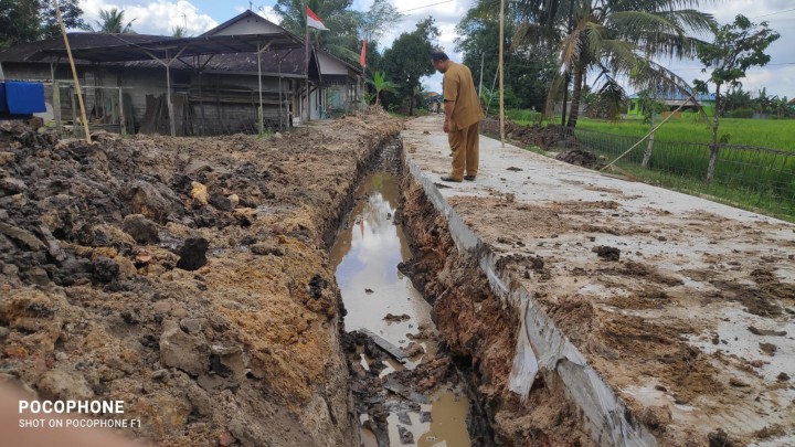 Monitoring Kegiatan pengecekan Pemasangan Besi Draenase jl.dahlia RT.9 sindang sari.
