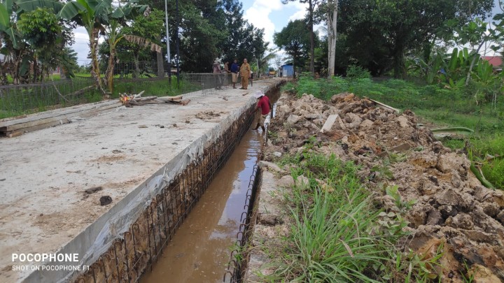 Monitoring Kegiatan pengecekan Pemasangan Besi Draenase jl.dahlia RT.9 sindang sari.