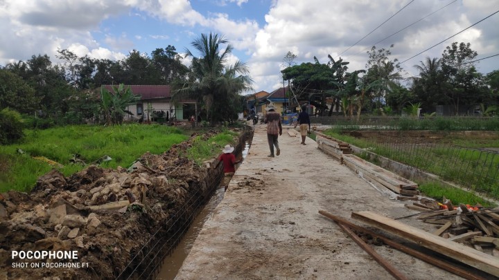 Monitoring Kegiatan pengecekan Pemasangan Besi Draenase jl.dahlia RT.9 sindang sari.