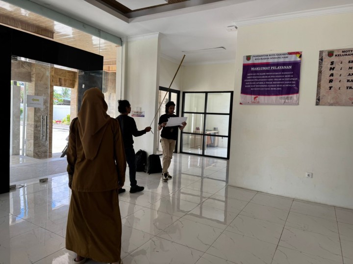 Pengukuran pemasangan plafon ruang fron Office dari bpkad