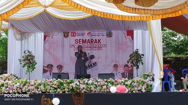 Mengikuti kegiatan Lomba Karaoke Tingkat Kelurahan