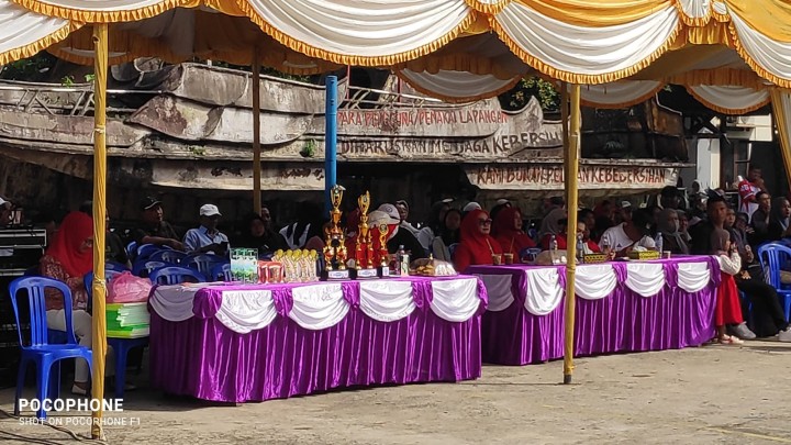 Mengikuti kegiatan Lomba Karaoke Tingkat Kelurahan