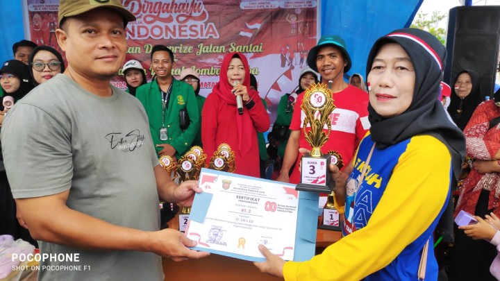 Pembagian Hadiah Lomba Kebersihan dan Lomba Karaoke Tingkat RT.