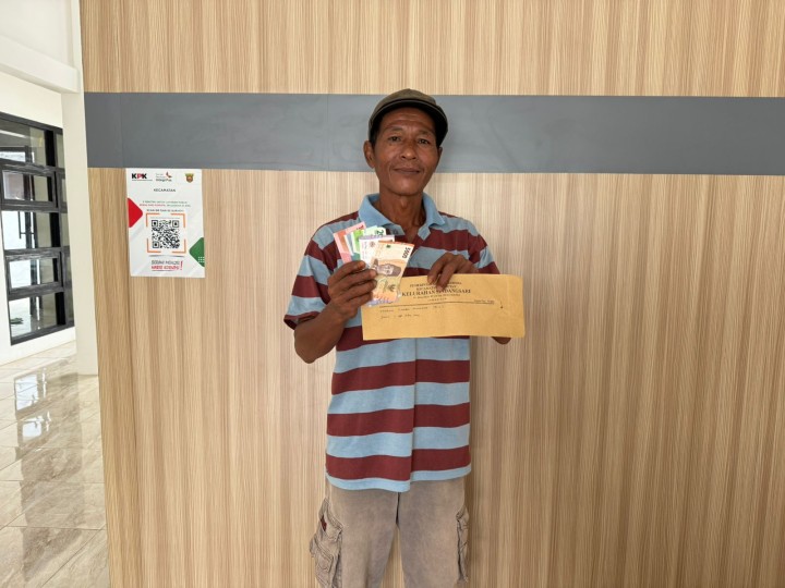 Pembagian Hadiah Lomba Kebersihan dan Lomba Karaoke Tingkat RT.
