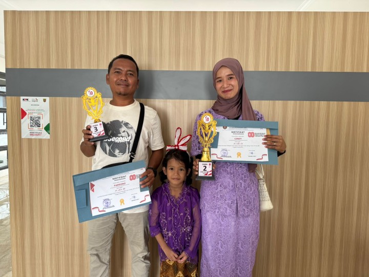 Pembagian Hadiah Lomba Kebersihan dan Lomba Karaoke Tingkat RT.