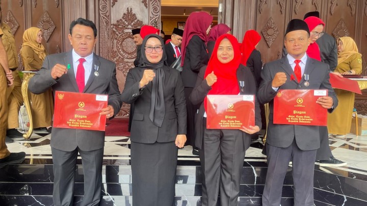 Penganugerahan Satyalencana Karya Satya XXX, XX, X Tahun Dari Presiden Republik Indonesia, Di Lingkungan Pemerintah Kota Samarinda.