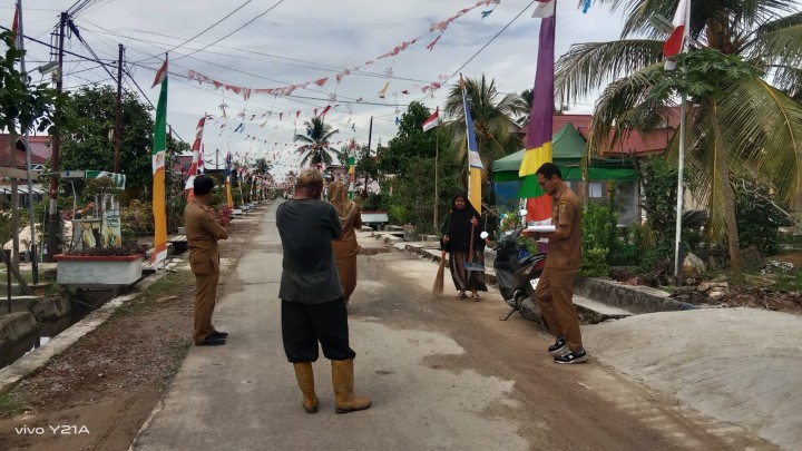 Pendampingan Tim penilai dari kecamatan kebersihan lingkungan RT. 4 dan RT.5