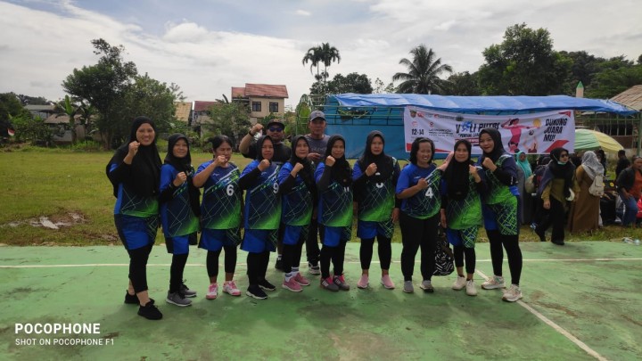 Monitoring perlombaan voli antar kelurahan.