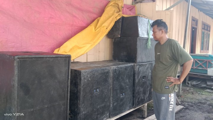 Pemasangan Perlengkapan Sound System untuk Lomba Karaoke.