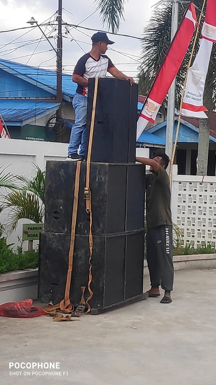 Pemasangan Perlengkapan Sound System untuk Lomba Karaoke.