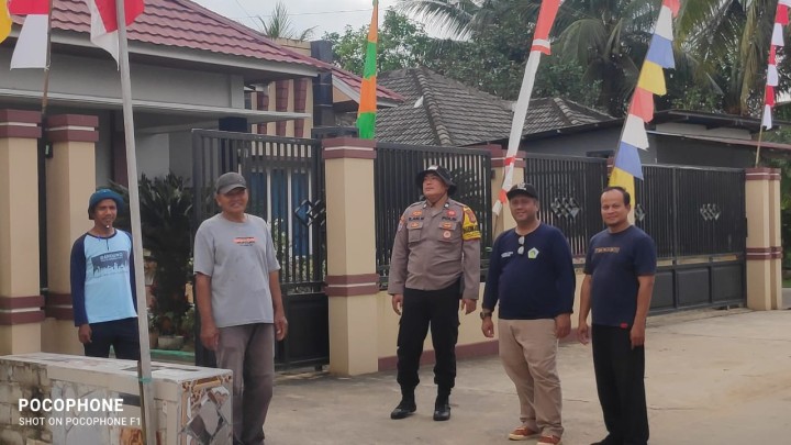 Monitoring Persiapan Lomba Kebersihan Lingkungan Wilayah RT masing-masing dan Himbauan Pemasangan Umbul-umbul oleh warga sekitar RT.09 Sindang Sari.