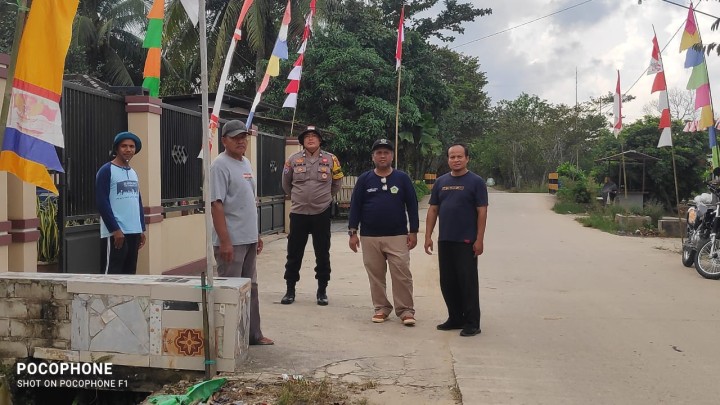 Monitoring Persiapan Lomba Kebersihan Lingkungan Wilayah RT masing-masing dan Himbauan Pemasangan Umbul-umbul oleh warga sekitar RT.09 Sindang Sari.