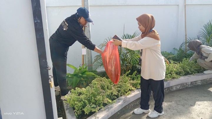 Kerja Bakti Lingkungan sekitar halaman Kelurahan Sindang Sari membersikan Rumput sekitar halaman kantor. diikuti pegawai kelurahan dan Mahasiswa UNMUL,UINSI,IAIN dan WIDYAGAMA.