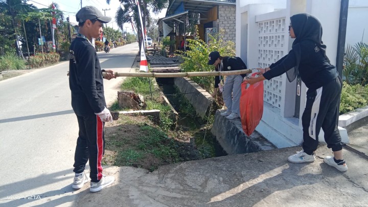 Kerja Bakti Lingkungan sekitar halaman Kelurahan Sindang Sari membersikan Rumput sekitar halaman kantor. diikuti pegawai kelurahan dan Mahasiswa UNMUL,UINSI,IAIN dan WIDYAGAMA.