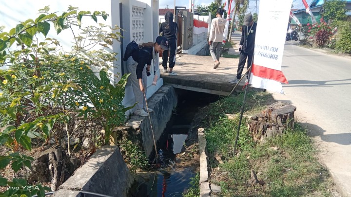 Kerja Bakti Lingkungan sekitar halaman Kelurahan Sindang Sari membersikan Rumput sekitar halaman kantor. diikuti pegawai kelurahan dan Mahasiswa UNMUL,UINSI,IAIN dan WIDYAGAMA.