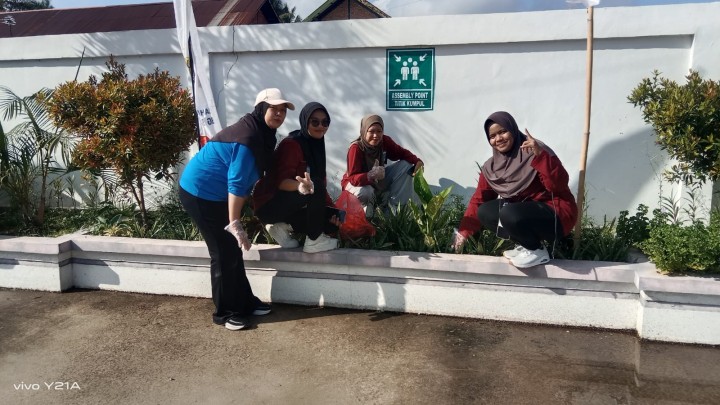 Kerja Bakti Lingkungan sekitar halaman Kelurahan Sindang Sari membersikan Rumput sekitar halaman kantor. diikuti pegawai kelurahan dan Mahasiswa UNMUL,UINSI,IAIN dan WIDYAGAMA.