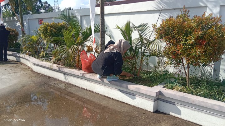 Kerja Bakti Lingkungan sekitar halaman Kelurahan Sindang Sari membersikan Rumput sekitar halaman kantor. diikuti pegawai kelurahan dan Mahasiswa UNMUL,UINSI,IAIN dan WIDYAGAMA.