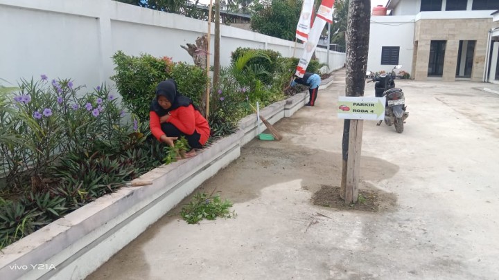 Kerja Bakti di sekitar Lingkungan Halaman Kantor Kelurahan Sindang Sari, oleh Pegawai kelurahan,CS,Mahasiswa KKN.