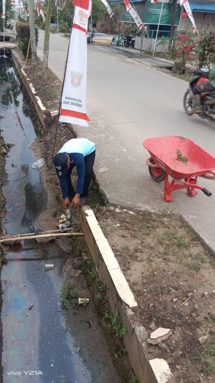 Kerja Bakti di sekitar Lingkungan Halaman Kantor Kelurahan Sindang Sari, oleh Pegawai kelurahan,CS,Mahasiswa KKN.