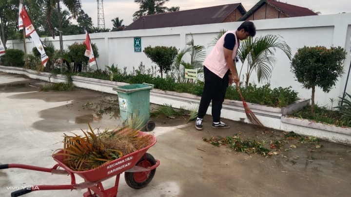 Kerja Bakti di sekitar Lingkungan Halaman Kantor Kelurahan Sindang Sari, oleh Pegawai kelurahan,CS,Mahasiswa KKN.