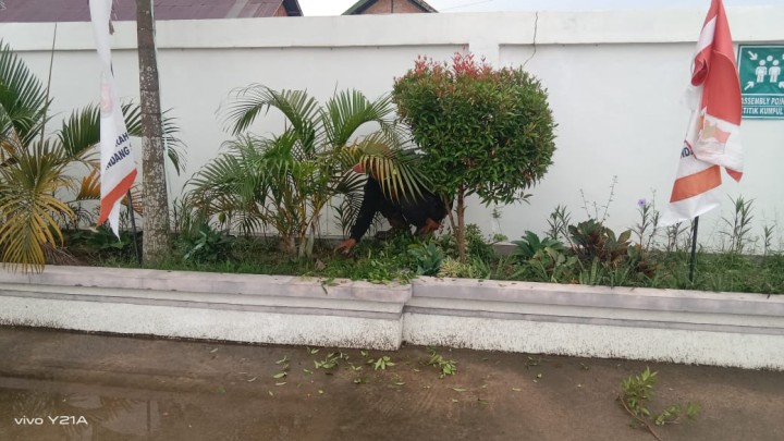Kerja Bakti di sekitar Lingkungan Halaman Kantor Kelurahan Sindang Sari, oleh Pegawai kelurahan,CS,Mahasiswa KKN.