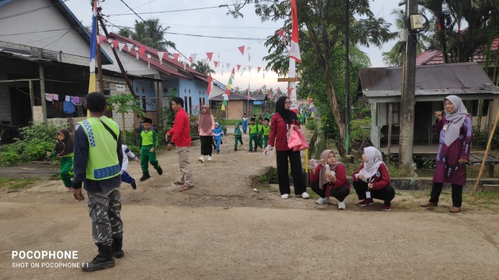 Aksi Pungut Sampah oleh SDN 013, MTs MAARIF, MI MAARIF, mahasiwa dan kelurahan sindang sari.