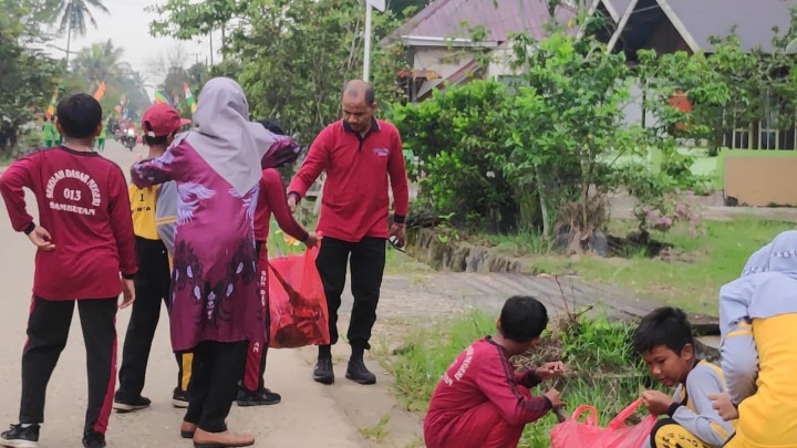 Aksi Pungut Sampah oleh SDN 013, MTs MAARIF, MI MAARIF, mahasiwa dan kelurahan sindang sari.