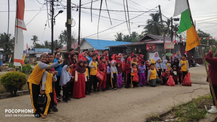 Aksi Pungut Sampah oleh SDN 013, MTs MAARIF, MI MAARIF, mahasiwa dan kelurahan sindang sari.