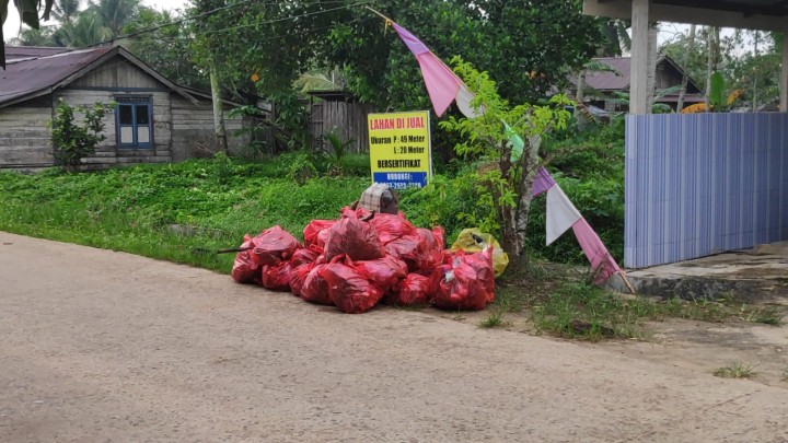 Aksi Pungut Sampah oleh SDN 013, MTs MAARIF, MI MAARIF, mahasiwa dan kelurahan sindang sari.