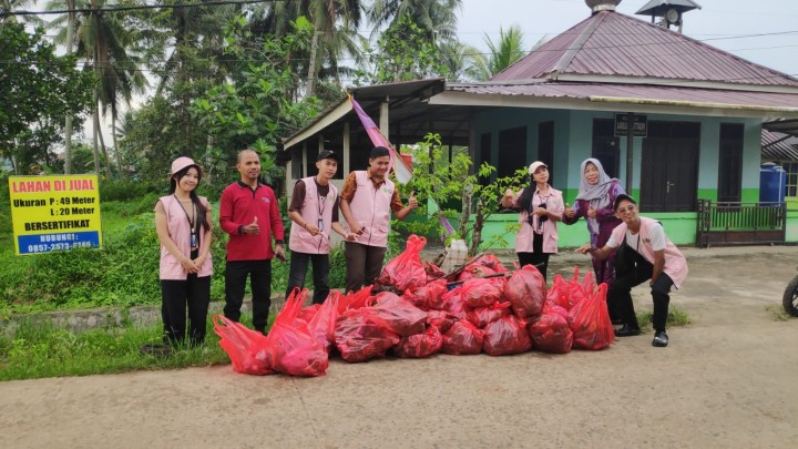 Aksi Pungut Sampah oleh SDN 013, MTs MAARIF, MI MAARIF, mahasiwa dan kelurahan sindang sari.