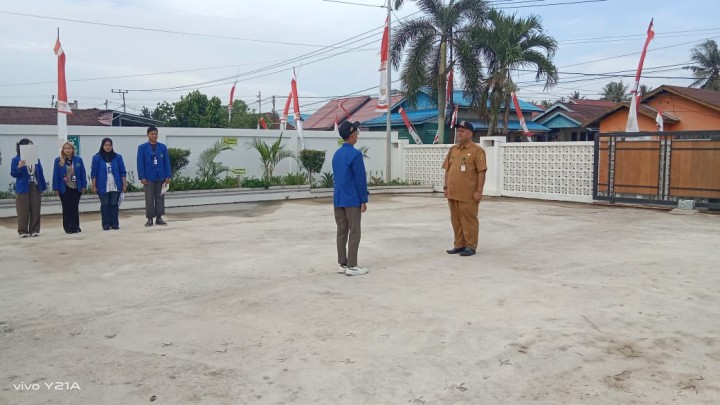 Rutinitas apel pagi di Pemerintahan Kelurahan Sindang Sari.