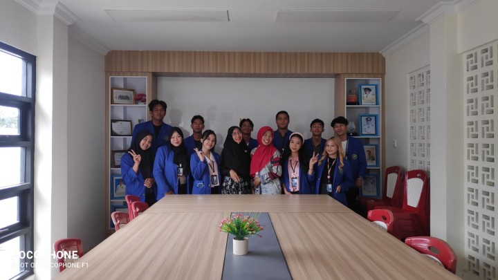 Kegiatan Kunjungan Dosen Mahasiswa Widyagama Mahakam ke kelurahan Sindang Sari.