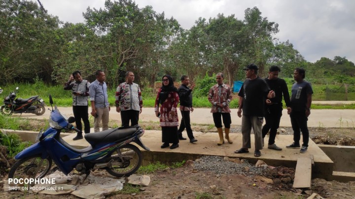 Peninjauan Jalan Menuju lahan Makam di sungai manggis untuk pematangan lahan menuju pemakaman.