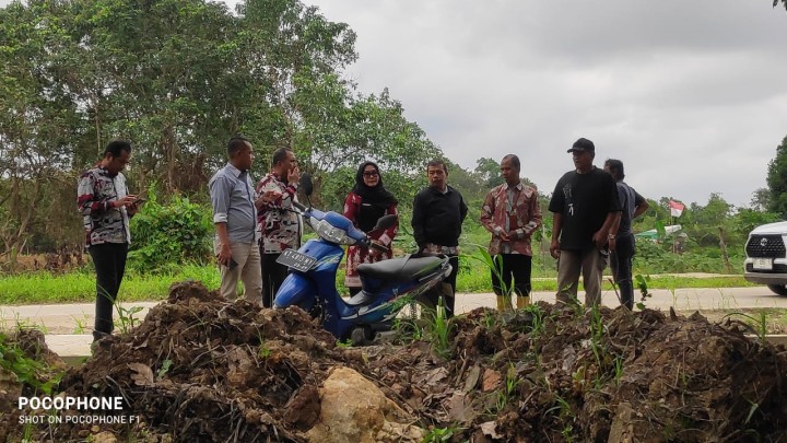 Peninjauan Jalan Menuju lahan Makam di sungai manggis untuk pematangan lahan menuju pemakaman.