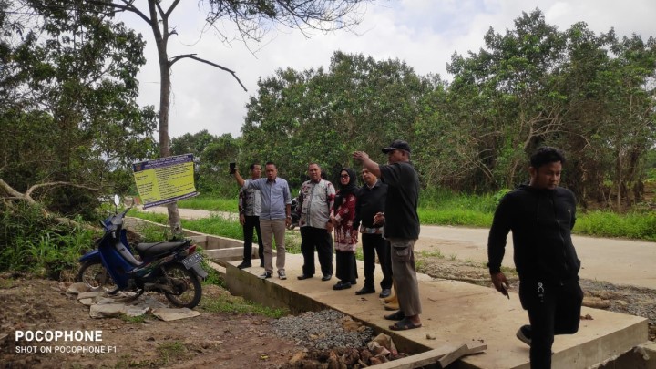 Peninjauan Jalan Menuju lahan Makam di sungai manggis untuk pematangan lahan menuju pemakaman.