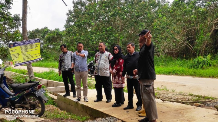 Peninjauan Jalan Menuju lahan Makam di sungai manggis untuk pematangan lahan menuju pemakaman.