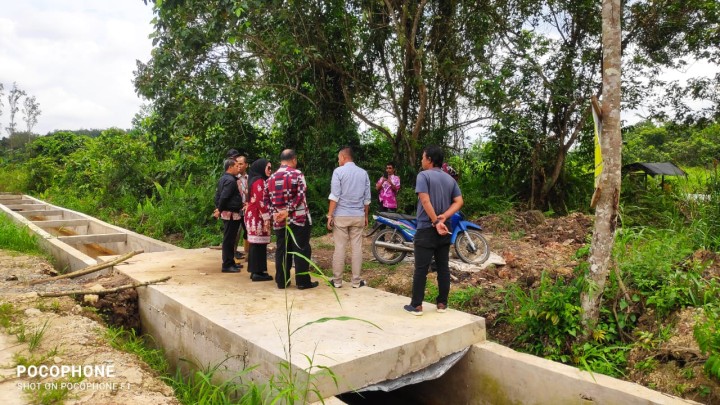 Peninjauan Jalan Menuju lahan Makam di sungai manggis untuk pematangan lahan menuju pemakaman.
