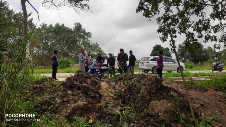 Peninjauan Jalan Menuju lahan Makam di sungai manggis untuk pematangan lahan menuju pemakaman.