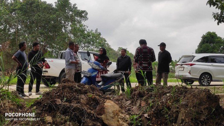 Peninjauan Jalan Menuju lahan Makam di sungai manggis untuk pematangan lahan menuju pemakaman.