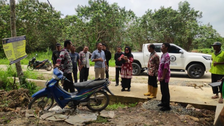 Peninjauan Jalan Menuju lahan Makam di sungai manggis untuk pematangan lahan menuju pemakaman.