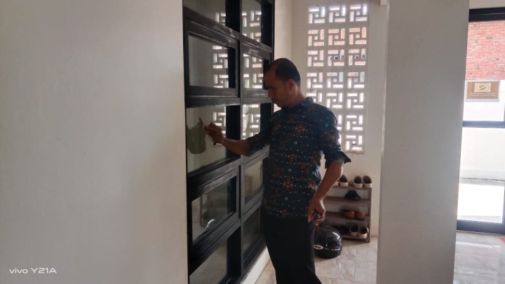 Kegiatan Gotong Royong membersihkan kantor kelurahan sindang sari