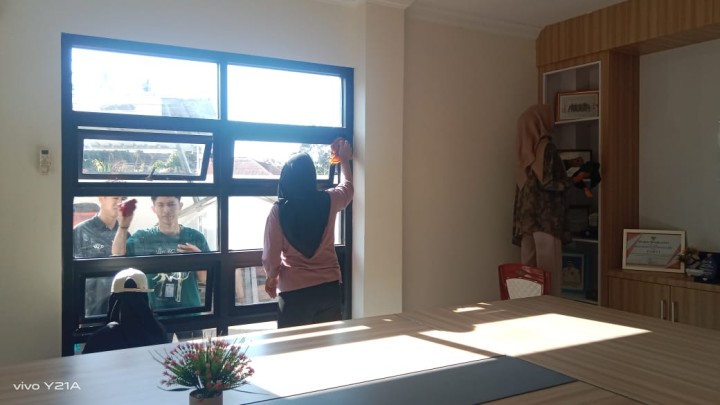 Kegiatan Gotong Royong membersihkan kantor kelurahan sindang sari