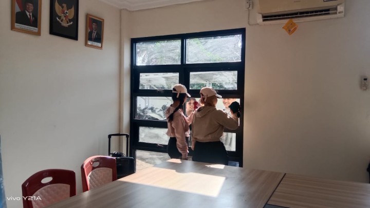 Kegiatan Gotong Royong membersihkan kantor kelurahan sindang sari