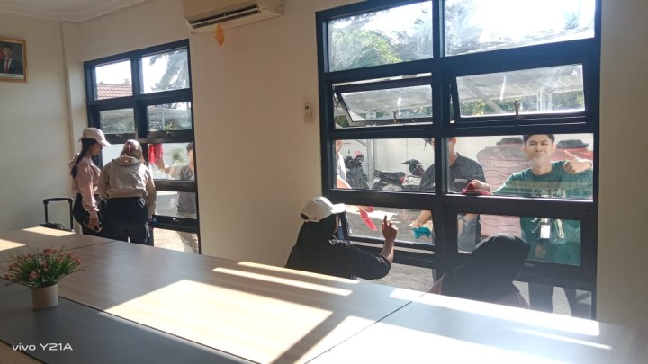 Kegiatan Gotong Royong membersihkan kantor kelurahan sindang sari