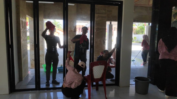 Kegiatan Gotong Royong membersihkan kantor kelurahan sindang sari
