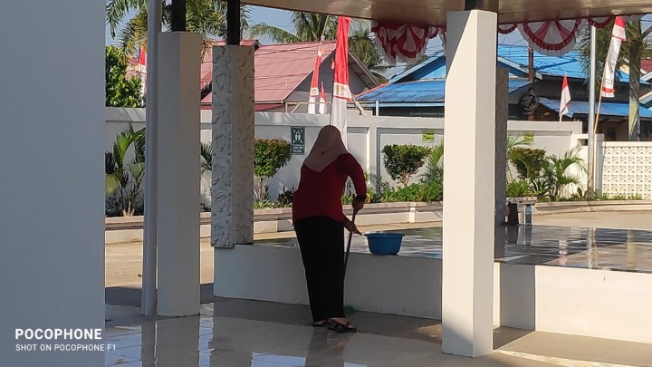 Kegiatan Gotong Royong membersihkan kantor kelurahan sindang sari