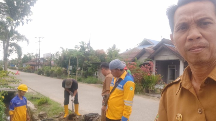 Monitoring Pengerjaan Pondasi Drainase/Parit depan Kelurahan oleh PUPR Kota Samarinda.