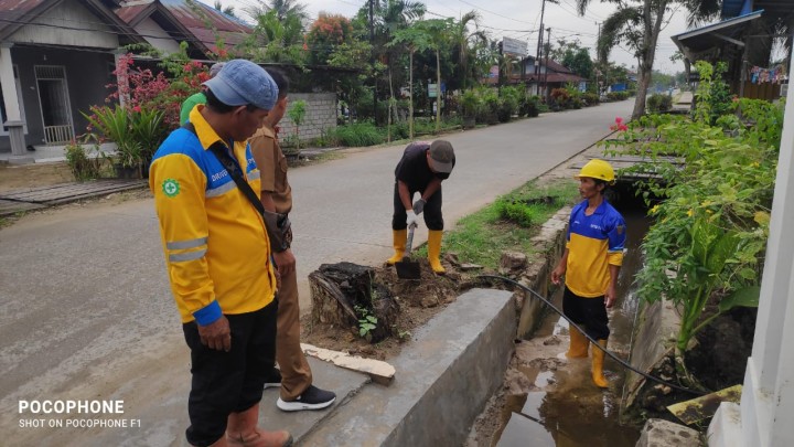 Monitoring Pengerjaan Pondasi Drainase/Parit depan Kelurahan oleh PUPR Kota Samarinda.