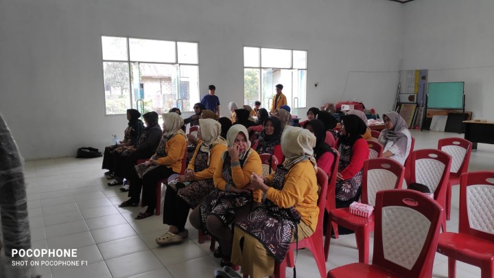 Kegiatan sosialisasi pengolahan ABON dari ikan lele di balai kelurahan Sindang Sari