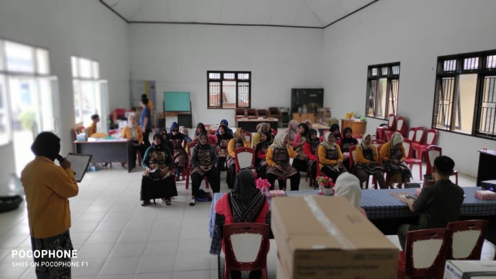 Kegiatan sosialisasi pengolahan ABON dari ikan lele di balai kelurahan Sindang Sari